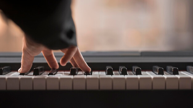 قرارگیری دست روی کلاویه های پیانو